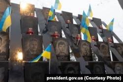 У верхнім шэрагу фота Міхася Жызьнеўскага (трэцяе справа), які загінуў 22 студзеня 2014 году. Забойца дагэтуль ня знойдзены. У чэрвені 2017 году яму прысвоілі званьне Героя Ўкраіны, і тады ж прэзыдэнт Парашэнка перадаў Зорку Героя бацькам беларуса.