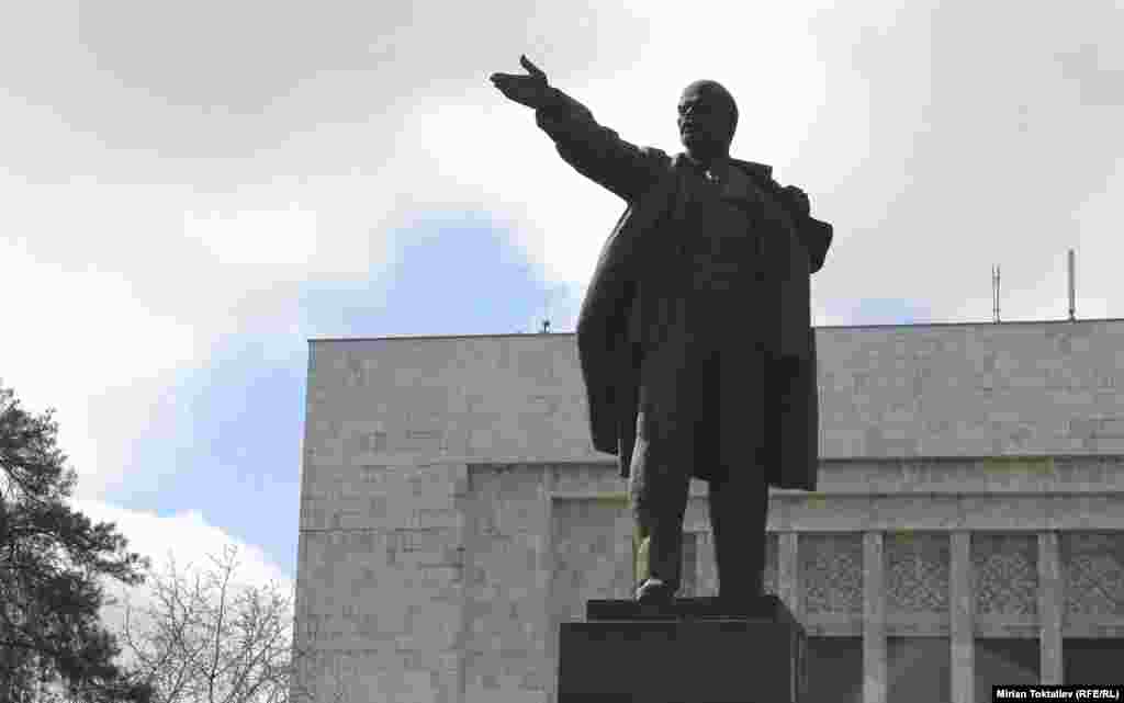 Бишкек. Общий вес памятника составляет 17 тонн