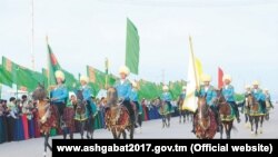 Азия ойындарының қарсаңында Ахшадатта өткен салтанатты марш.  