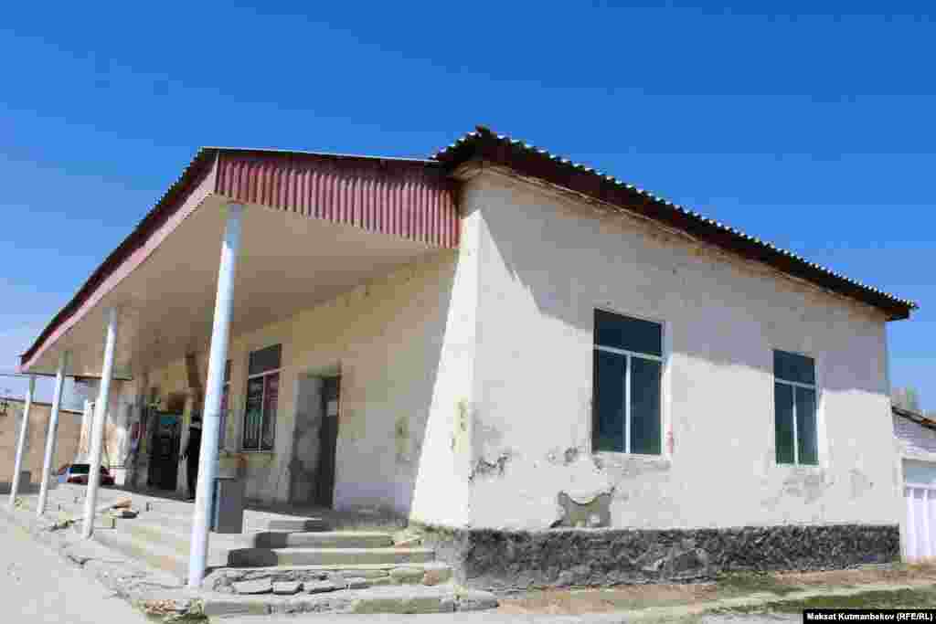 Кара-Буура районунун мурдагы Грозный, азыркы Аманбаев айылы. Бул айылды 1850-жылдары Талас өрөөнүнө көчүп келген украиналыктар негиздеген. Грозный айылы украиналык келгиндердин эң акыркы түзгөн айылы болгон. 1870-1875-жылдары бул айылда көчөлөр түшө баштаган. Андан кийин чиркөө, мектеп, дүкөн салынган. Аталган имараттар бүгүнкү күнгө чейин сакталып калган.&nbsp;