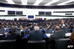 Membrii Parlamentului European iau parte la o sesiune de vot la Strasbourg pe 12 martie 2025. 33 dintre cei 720 de membrii ai PE sunt reprezentanții României.