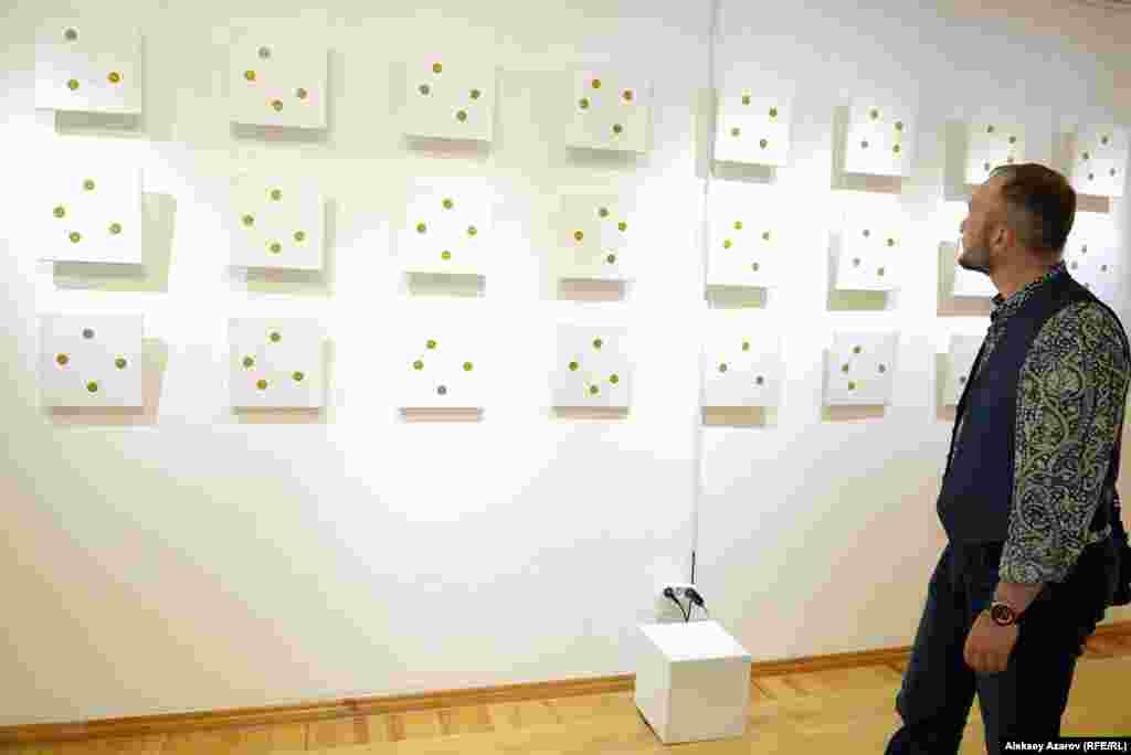 Бұл қабырғада &laquo;Геометрия дыбыстары&raquo; цикліне жататын шығармалар ілінген.Суреттерде аккордтар мен дыбыс реттілігіні арақатынасы сипатталған.