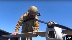 Російський військовослужбовець біля розвідувального безпілотника «Орлан-10»