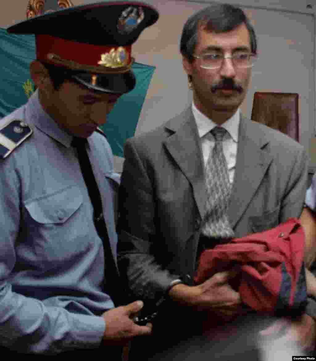 Жовтисті сот залында тұтқындау. - Полиция қызметкерлері қазақстандық адам құқығын қорғаушыны сот залында тұтқындап жатыр. Бақанас, 3 қыркүйек 2009 жыл. Сурет  "Свобода слова" газетінен алынды.