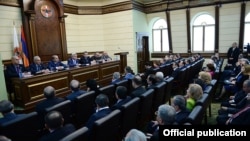 Նախագահ Սերժ Սարգսյանը Հանրապետականի գործադիր մարմնի նիստում հայտարարում է Հովիկ Աբրահամյանին վարչապետ նշանակելու իր որոշման մասին, Երևան, 13-ը ապրիլի, 2014թ․