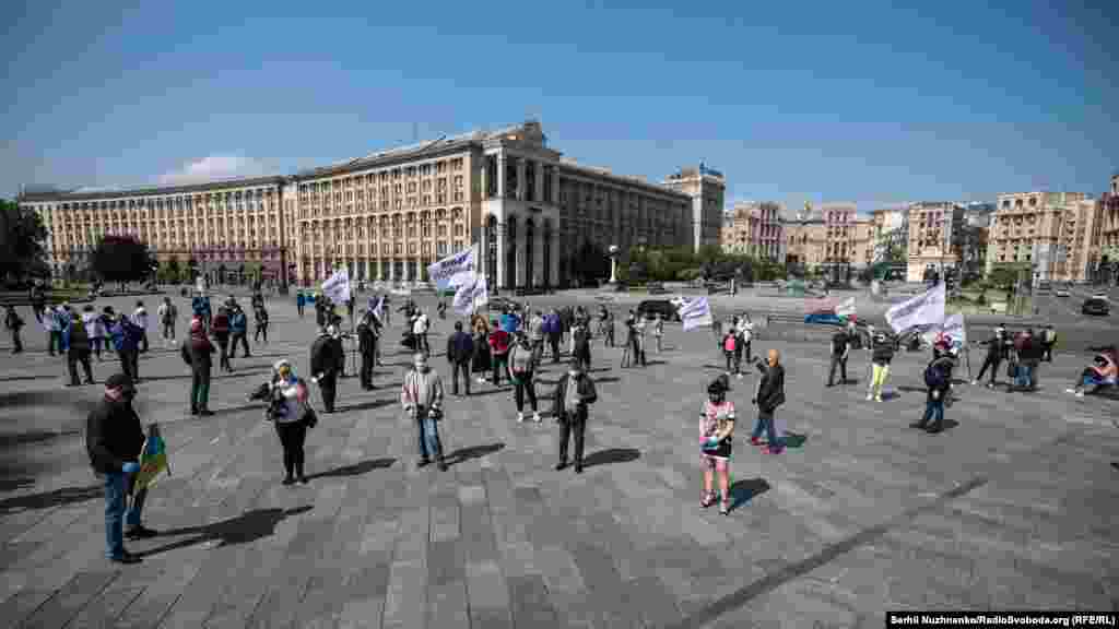 3 травня у&nbsp;Києві на майдані Незалежності&nbsp;кількадесят представників малого бізнесу вийшли на акцію протесту з вимогою дозволити роботу в період карантину. В акції, за словами організаторів, узяли участь підприємці з різних регіонів &ndash; Києва, Львова, Харкова, Чернігова, Вінниці та інших міст 