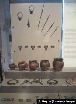 Украшение и предметы обихода аваров VIII века. Снимок А. Гогуна в берлинском Музее доисторического периода и ранней истории (МДПРИ)