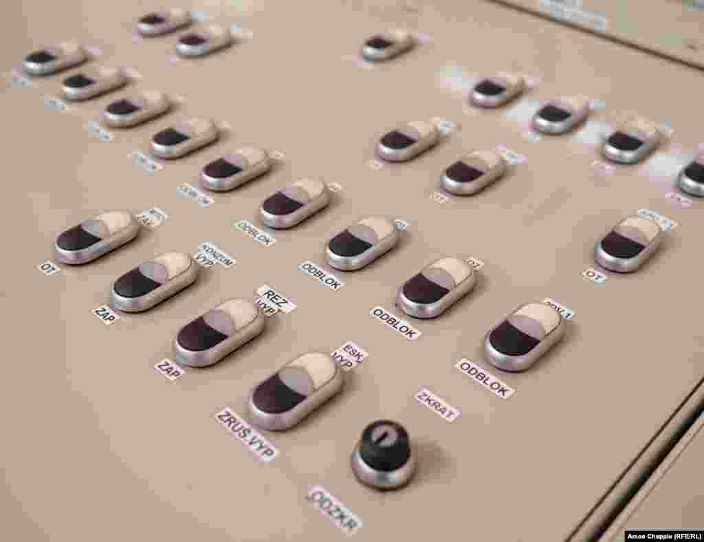 Кнопки на столе в диспетчерской OSM. На фоне недавней эскалации отношений между Россией и Западом одно из постоянных критических замечаний в адрес системы убежищ &mdash; стоимость их содержания &mdash; сошло с повестки