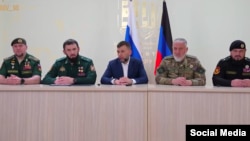 Слева направо: Апти Алаудинов, Магомед Даудов, Денис Пушилин, Адам Делимханов и Абузайд Висмурадов. Скриншот видео из телеграм-канала Рамзана Кадырова