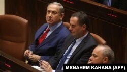 ییسرائل کاتز، وزیر اطلاعات اسرائیل (وسط) در کنار بنیامین نتانیاهو نخست‌وزیر