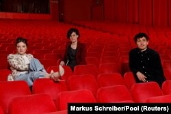 سه تن از داوران جشنواره برلین امسال در یک سالن خالی سینما/ جشنواره امسال به دو بخش آنلاین و حضوری تقسیم شده و بخش حضوری آن در اوائل تابستان برگزار می‌شود.