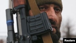 Тех, кто не прочь поехать в Донецк в Южной Осетии немало: там их навыки теперь нужны куда больше, чем на родине. Молодые люди, которые последние двадцать лет росли в военных условиях, едут в Донбасс за новыми возможностями