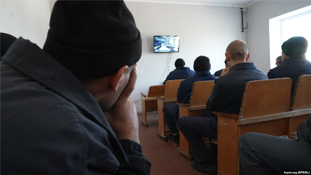 Російські військовополонені дивляться &laquo;Єдиний марафон&raquo; у кімнаті відпочинку. Весь персонал табору розмовляє з полоненими українською, кажуть, що полонені вже звикли і все розуміють