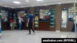 Aşgabatda bir dermanhana. Illýustrasiýa suraty.