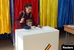 Alegeri prezidențiale turul II de scrutin, secție de vot din București.