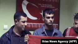 Հրանտ Դինքի սպանության համար մեղադրված Օգյուն Սամասթը Թուրքիայի դրոշը ձեռքում, արխիվ, 21 հունվարի, 2007թ.