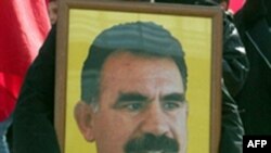 به مناسبت ۵۸ مين سالروز تولد عبدالله‌ اوجلان تظاهرات وگردهمايی در ماردين، اورفا، آدانا، مرسين و دياربکر نيز برگزار شد