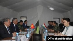 Делегации Таджикистана и Кыргызстана обсуждают вопрос демаркации линии госграниц. Фото пресс-службы администрации Согдийской области