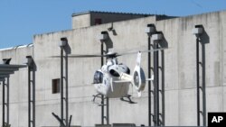 Ֆրանսիա -- Փրկարարները ուղղաթիռով փորձում են վայրէջք կատարել վթարի ենթարկված ատոմային ձեռնարկությունում, 12-ը սեպտեմբերի, 2011թ․