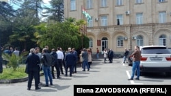 Участники инициативной группы по принятию закона о декларировании доходов, расходов и внесении в УК понятия «незаконное обогащение» начали неделю с протестной акции у стен парламента