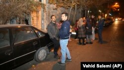 بسیاری از مردم در تهران در پی زلزله، شب را در خارج از خانه های خود سپری کردند.