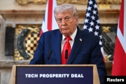 Президент США Дональд Трамп (на фото) на пресконференції з прем'єр-міністром Великої Британії Кіром Стармером (на фото немає) після завершення державного візиту в Ейлсбері, Англія, 18 вересня 2025 року