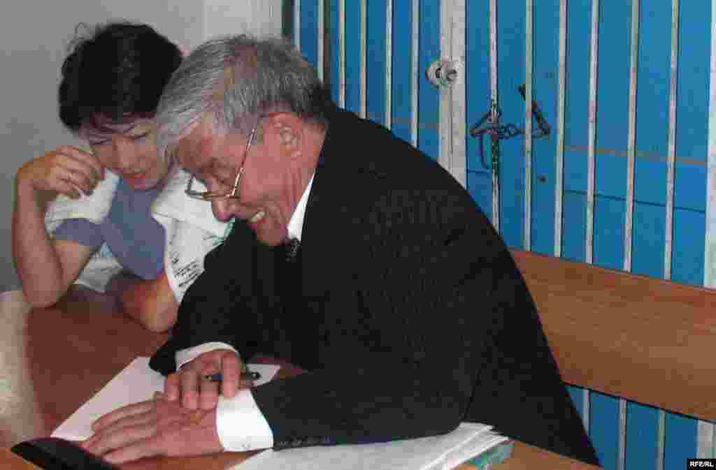 Жол апатынан қаза болған Қанат Молдабаевтың әпкесі Толқын Құдабекова және оның адвокаты Марат Қабылов сот залында.  - Алматы облысының 35 жасар тұрғыны Қанат Молдабаев апат тіркелген орында қаза болды. Жовтисті қорғаушылардың мәліметі бойынша, марқұмның анасы оған кінә тақпаған және қарсы іс қозғамауын сұраған. Бірақ Қанат Молдабаевтың әпкесі және әкесі жағынан туған-туыстары сотта Евгений Жовтистің қылмыстық жаза тартуын талап етті.