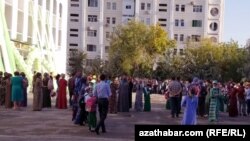 Orta mekdepdäki ýygnak. Türkmenistan (arhiw suraty) 