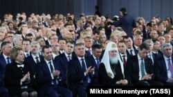 Російські діячі слухають щорічне послання Володимира Путіна Федеральним зборам Російської Федерації