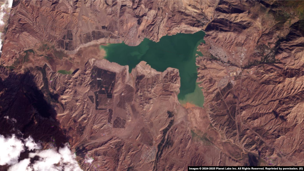 سد سفیدرود: بر روی رود سفیدرود در استان گیلان گسترده شده و اراضی کشاورزی وسیعی را آبیاری می‌کند و معیشت میلیون‌ها نفر را در دشت‌های حاصل‌خیز شمال ایران پشتیبانی می‌کند.