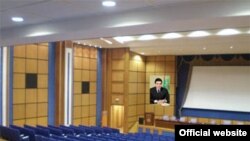 Türkmenistanda iň mynysyp ýaşlary ýokary mekdeplere okuwa kabul etmek meselesiniň ýene bir gezek gün tertibine geldi.