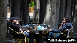 Bakı kafelərindən birində
