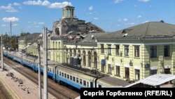 Наслідки російського обстрілу Лозової на Харківщині. Пошкоджена будівля залізничної станції. 5 серпня 2025 року