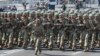 Украинские военнослужащие на Марше независимости в Киеве