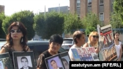 Родители жертв «1 марта» проводят акцию протеста перед ереванским офисом Совета Европы, 15 сентября 2011 г.