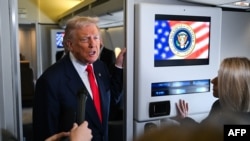 Президент США Дональд Трамп спілкується з журналістами на борту Air Force One, ілюстративне фото
