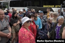 Люди прибувають на вокзал Покровська, щоб сісти на евакуаційні потяги до Дніпра та Львова, 25 червня 2022 року