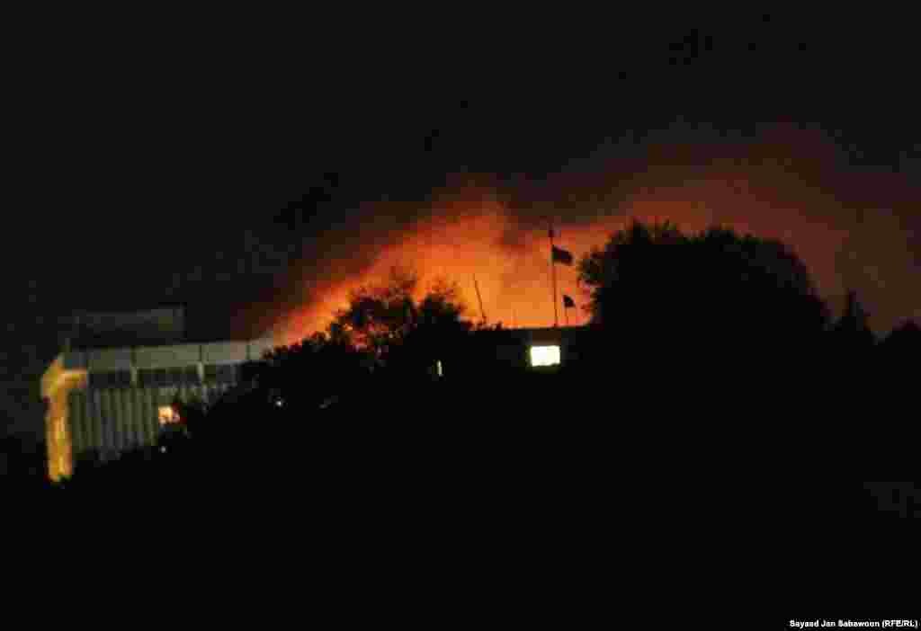 "Интерконтинентал" конок үйүнүн бир өңүрү өрткө чулганды.  (AP Photo/Gemunu Amarasinghe) - 28-29-июнда Ооганстандын ордо шаарындагы "Интерконтинентал" (Intercontinental) конок үйүнө талипчи жанкечтилер жана аларды колдоого алган жоочулар чабуул коюшту. Кол салгандарды ооган коопсуздук күчтөрү жана эл аралык бейпилдик күчтөрү жок кылышты. 29.6.2011.