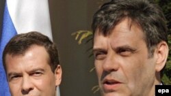 Dmitriy Medvedev (s) häm Serbiä premier-ministrı Vojislav Koştunica