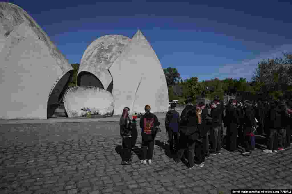 На церемонію прощання до крематорію Байкового кладовища прийшли сотні людей