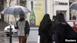 Марсельнең зур урамнарында мондый хатын-кызларның йөрүе тыела