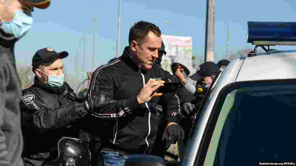 6 квітня у столичному Гідропарку відбулися сутички між відвідувачами, які намагалися пройти на територію острова, та поліцією, яка заблокувала вхід через постанову КМУ у зв&#39;язку з поширенням коронавірусу