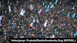 Qırım parlamentiniñ binası yanında olıp keçken miting, Aqmescit, 2014 senesi fevral 26 künü