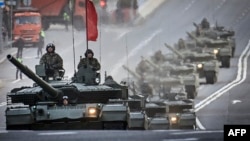 Российские танки Т-90М проезжают по центру Москвы во время репетиции военного парада, 3 мая 2025 года