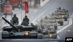 تانک‌های تی۹۰ام روسیه در جریان تمرین رژه روز پیروزی، مسکو