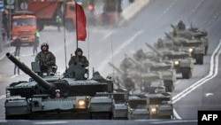 Расейскія танкі T-90M на рэпэтыцыі параду ў цэнтры Масквы, 3 траўня 2025