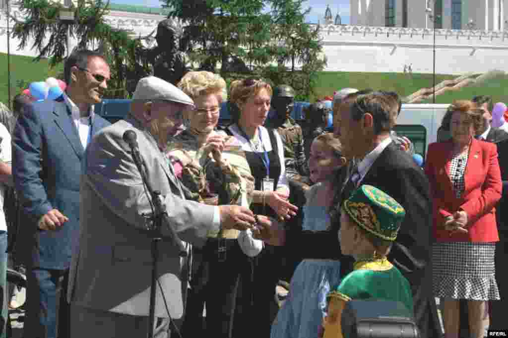 Хәйрияче Әсгать Галимҗанов Казанның тернәкләндерү үзәгенә өченче микроавтобус ачкычын тапшырды