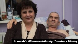 "Иегова куәгерлері" діни ұйымының өкілі Теймур Ахмедов рақымшылық жасалғаннан кейін  ауруханада әйелімен бірге.