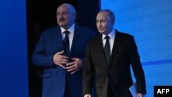 Уладзімір Пуцін і Аляксандар Лукашэнка на патрыятычным форуме ў расейскім горадзе Валгаградзе 29 красавіка 2025 года