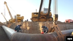 هزینه احداث خط لوله صلح که قرار است گاز ایران را به شبه قاره هند منتقل کند، بیش از هفت میلیارد دلار برآورد می شود.